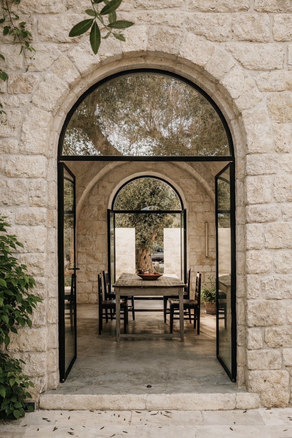 Maison en pierre avec arche